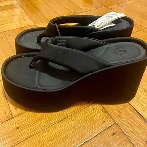 Zara Black Platform Flip-Flops
